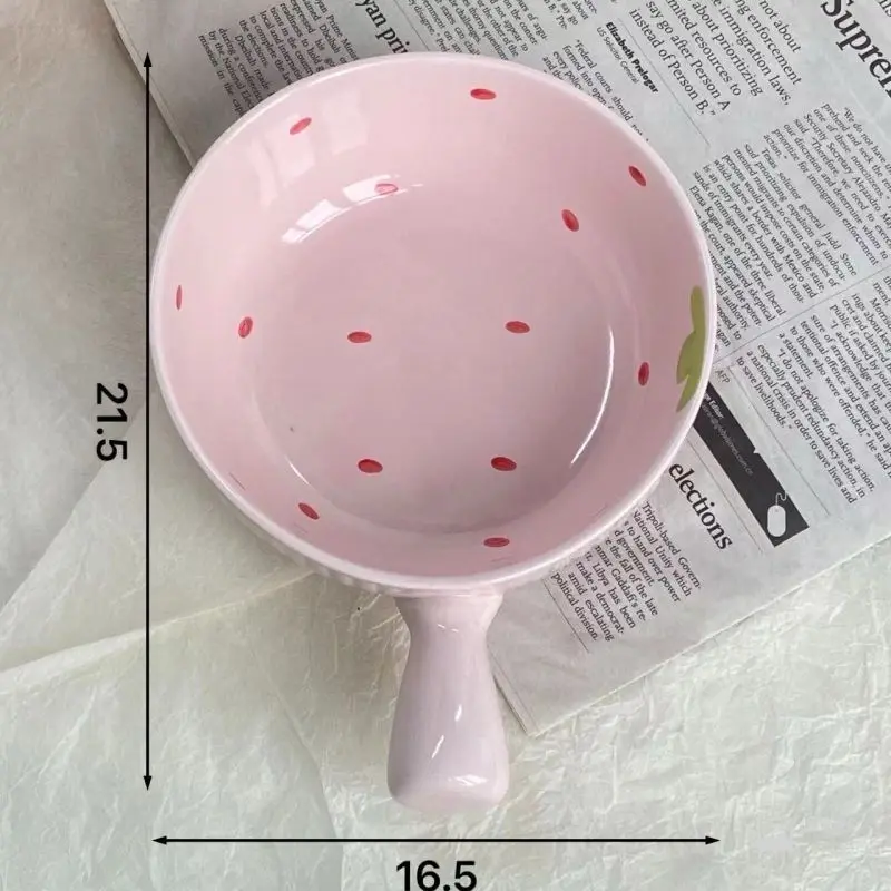 فتاة لطيفة ذات مظهر عالٍ، فراولة، أوعية سيراميك، مقبض منزلي، وعاء أرز، نودلز فورية، أدوات مائدة