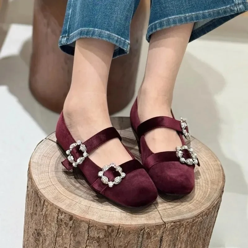 أحذية الخريف النسائية الجديدة من جلد الغزال كاجوال بمقدمة مربعة وحزام من حجر الراين الضحل وكعب منخفض