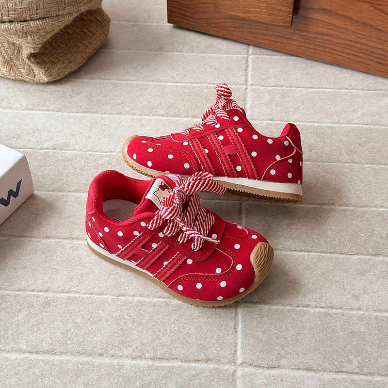 أحذية كاجوال للفتيات اللطيفة منقطة لربيع وخريف 2025 بكعب مسطح ورباط ومضادة للانزلاق ونعل ناعم أحذية رياضية مريحة.