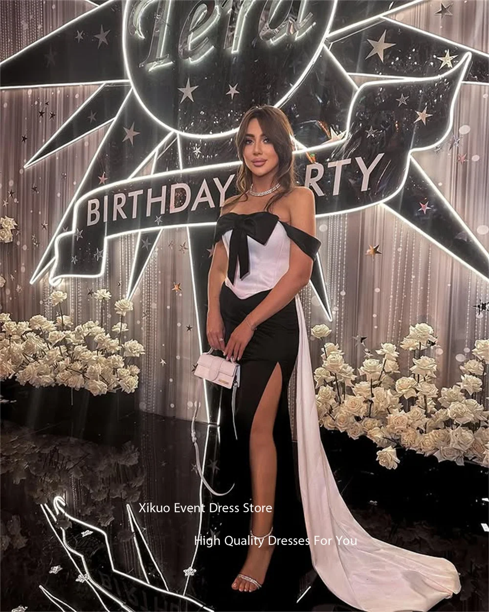 Xikuo فستان حفلات ساتان براقة أسود أبيض حورية البحر حفلة فيستدوس بارا إيفينتوس شق جانبي بفيونكة مطوي فستان سهرة مخصص