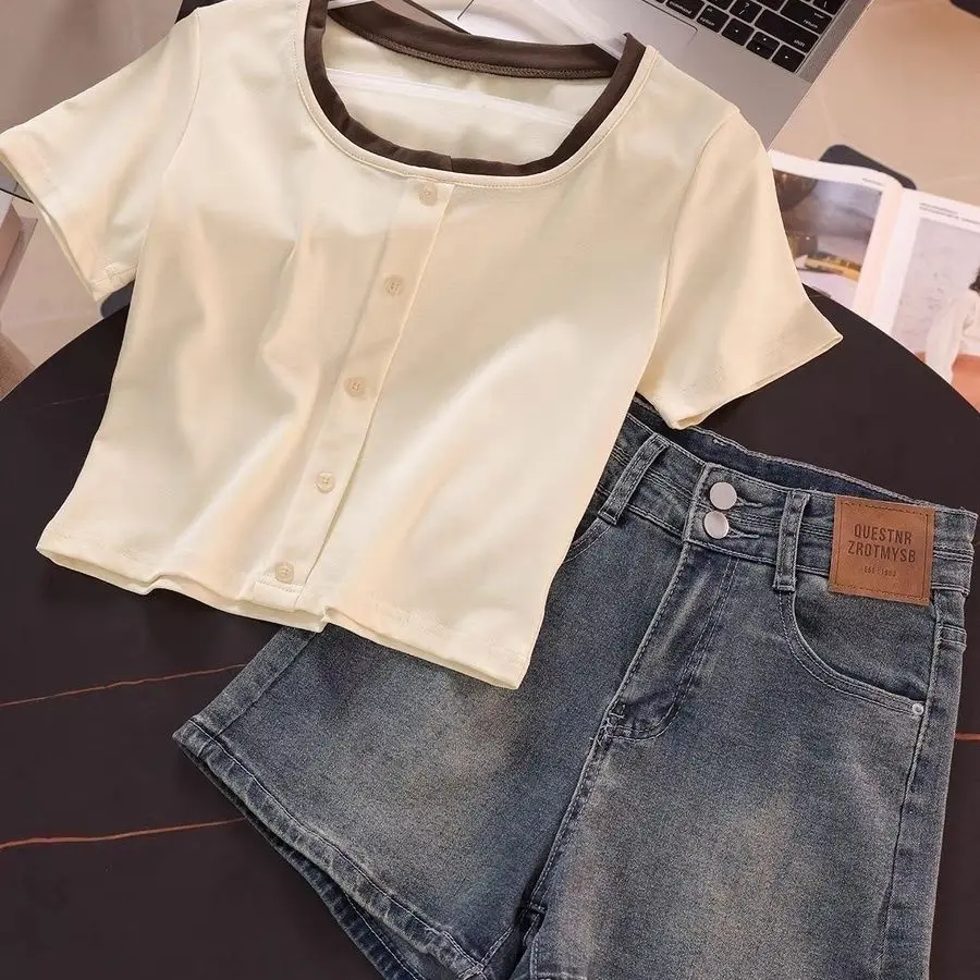 

Girls 2024 Summer New CUHK Childrens College Style Splicing Collar T shirt High Waist Cowboy Shorts Set