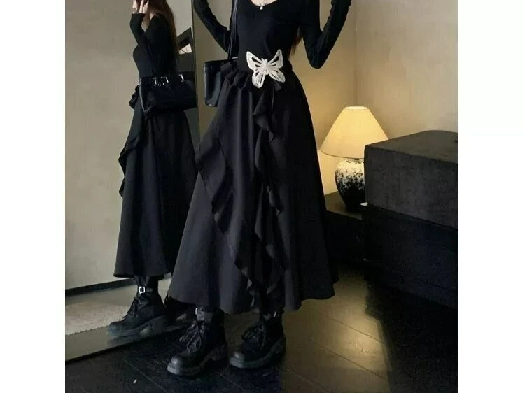 Nowa czarna sukienka z długim rękawem dla dzieci na wiosnę i jesień 2025 z asymetrycznym dołem i falbaną.