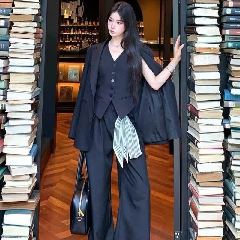 

Модный элегантный костюм-тройка: пиджак, жилет и брюки с широкими штанинами. Изысканный и простой комплект для весны и осени.