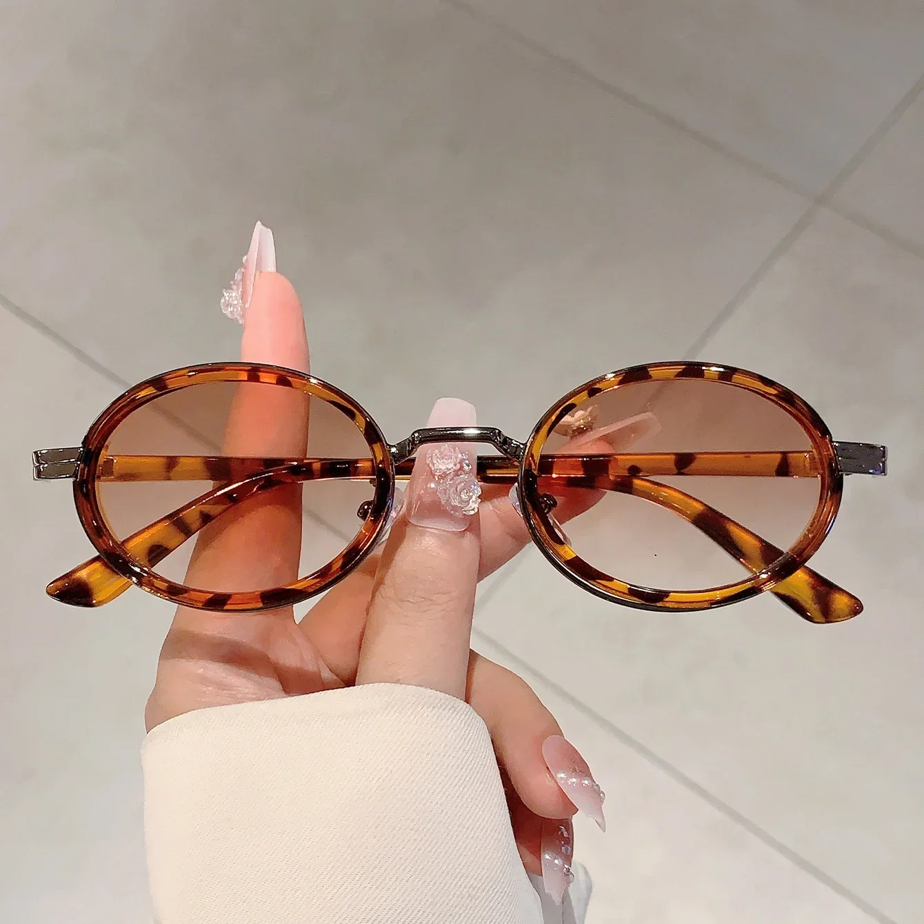 Retro Punk โลหะ Shades อินเทรนด์ Ins ออกแบบแบรนด์แว่นตากันแดดผู้หญิง Hip Pop อนาคต Chic แว่นตากันแดดรูปไข่สําหรับชาย