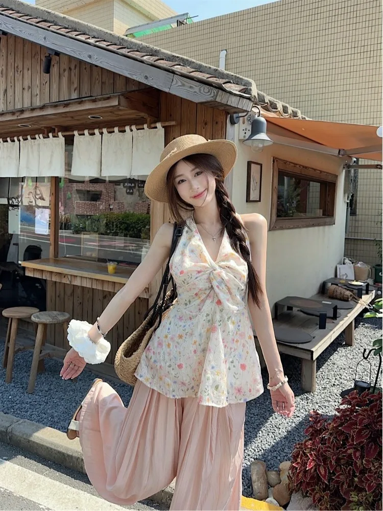 

Youthful Floral Tie Top And Casual Pants Two-Piece Set for Women Summer 2025 Pink V-Neck French Style Fashion Ensemble