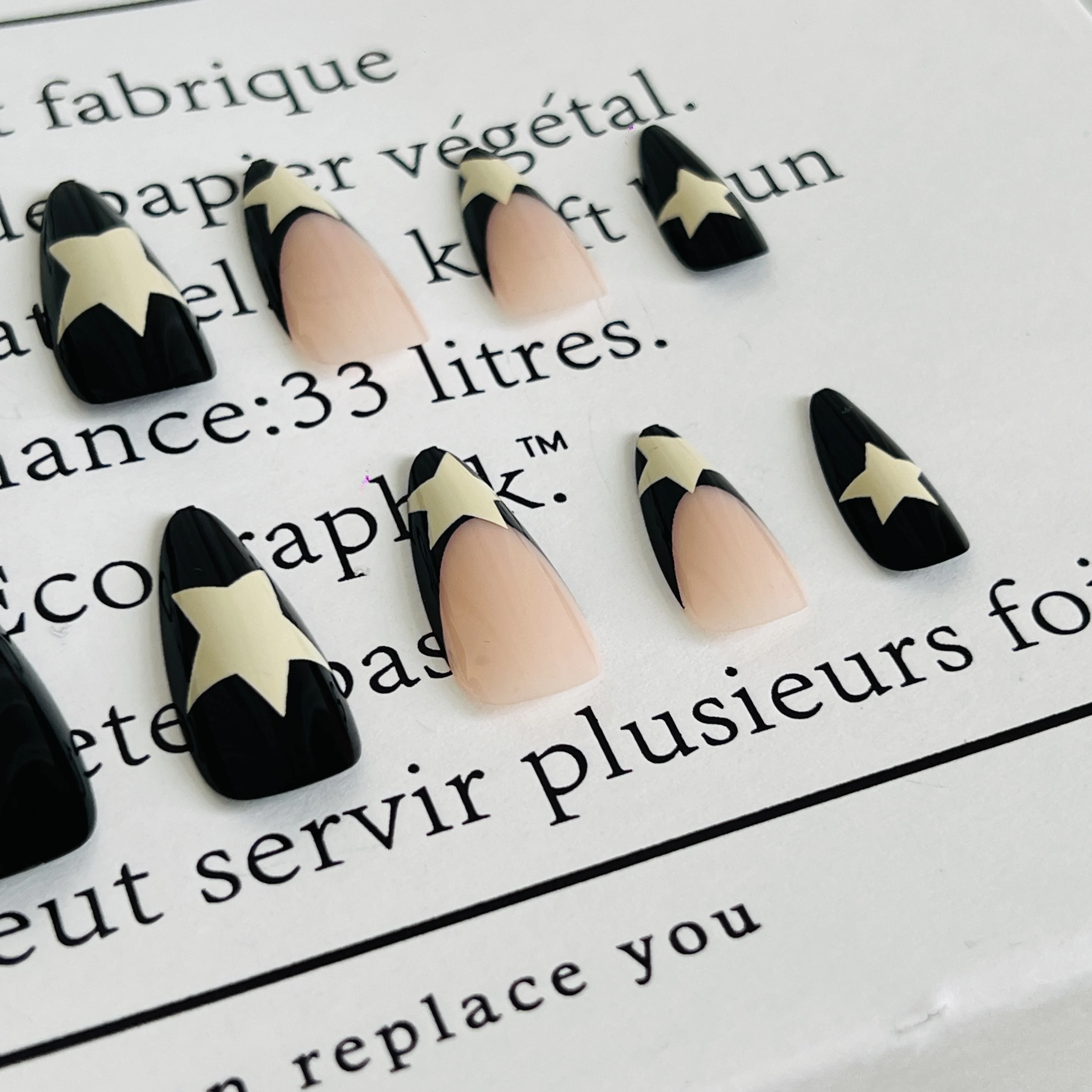 24개 중간 및 긴 스틸레토 프레스온 네일 - 별 디자인이 있는 핑크 및 블랙 컬러 블록 |   풀 세트 탈부착 가능한 인조 손톱