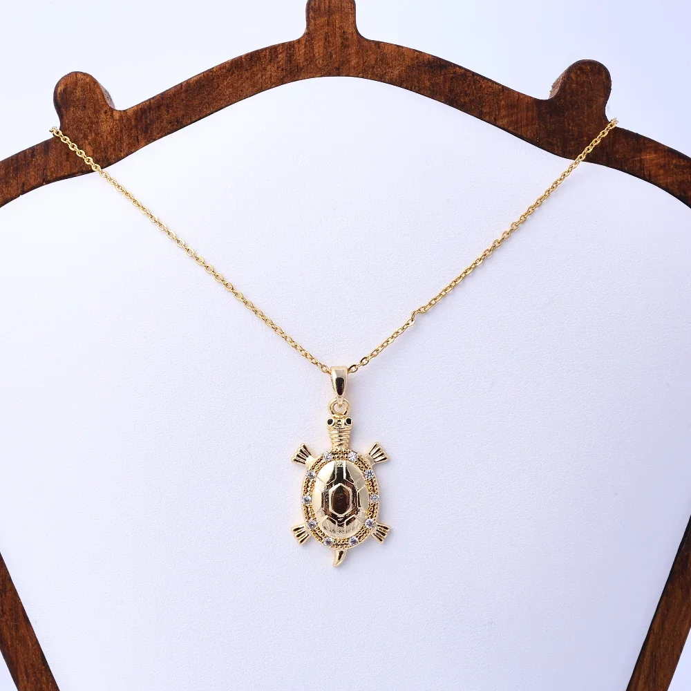 Bellissima collana da donna: collana con ciondolo tartaruga transfrontaliera europea e americana con zirconi micro-intarsiati, Autu di fascia alta