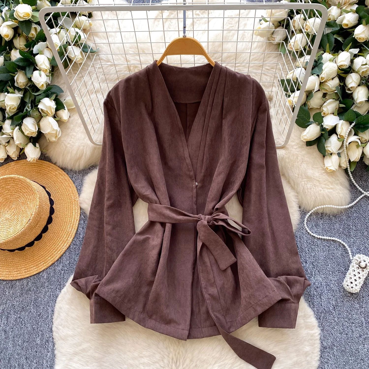 

Clothland женская винтажная однотонная блузка с длинным рукавом и поясом, рубашка с v-образным вырезом, женские модные повседневные топы, Blusa Mujer LB393