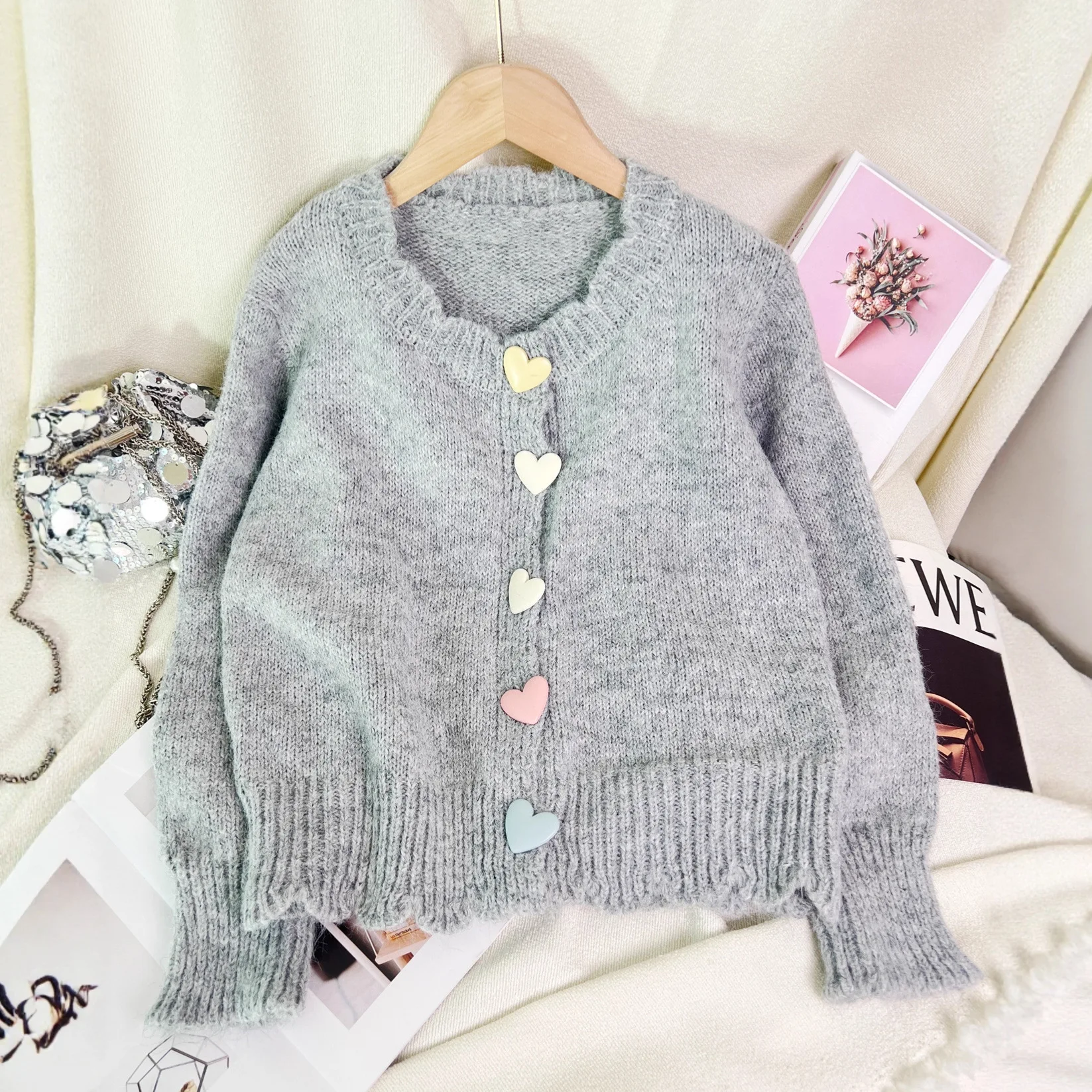 

Осень-зима 2025: новый цветной свитер с воротником-стойкой и пуговицами Love