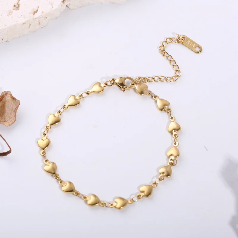1 Piece Stainless Steel Bracelet with 18K Gold Plating and Full Heart Design, Delicate and Adjustable, Suitable for Women's Fresh and Gentle Outfits, Floral Dresses, Basic T-Shirts, and Simple Versatile Accessories. Affordable Gift for Students and Friends, Suitable for Daily Commuting, Shopping, Picnics, and Various Occasions