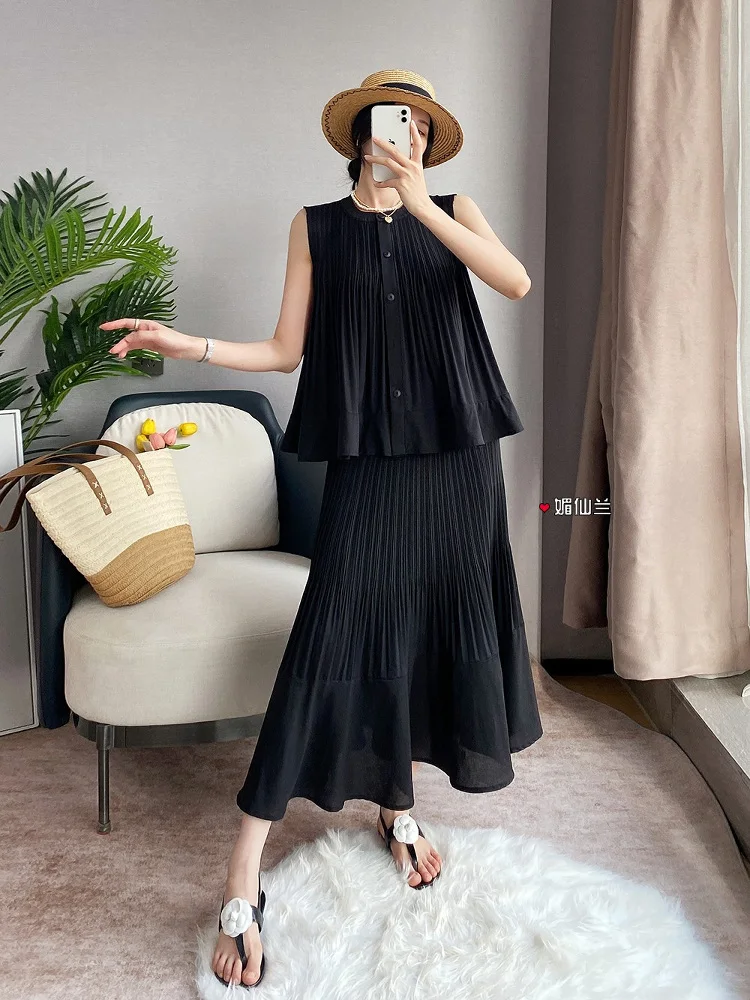 طقم نسائي أنيق مكون من قطعتين مع رقبة دائرية بلون سادة وزر واحد وتنورة غير رسمية كبيرة الحجم فضفاضة لصيف 2025