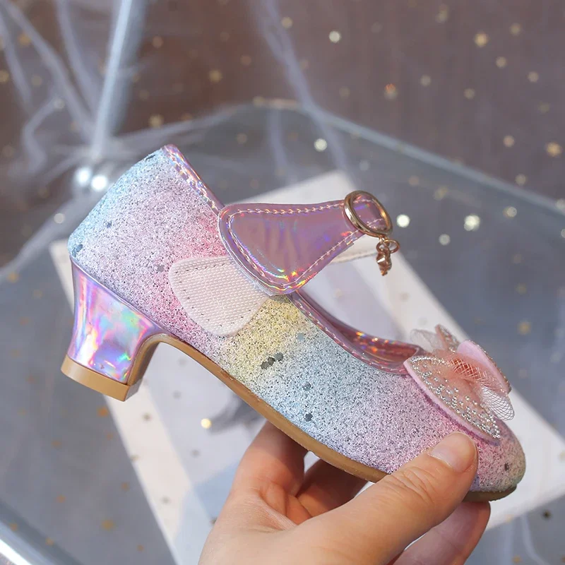 Glitzernde, elegante Mädchen-High-Heels in Regenbogenfarben mit Schleifenknoten, Prinzessinnen-Schuhe für Kinder, für Hochzeiten und Partys, hochhackig, schick, neu. – Detail 12