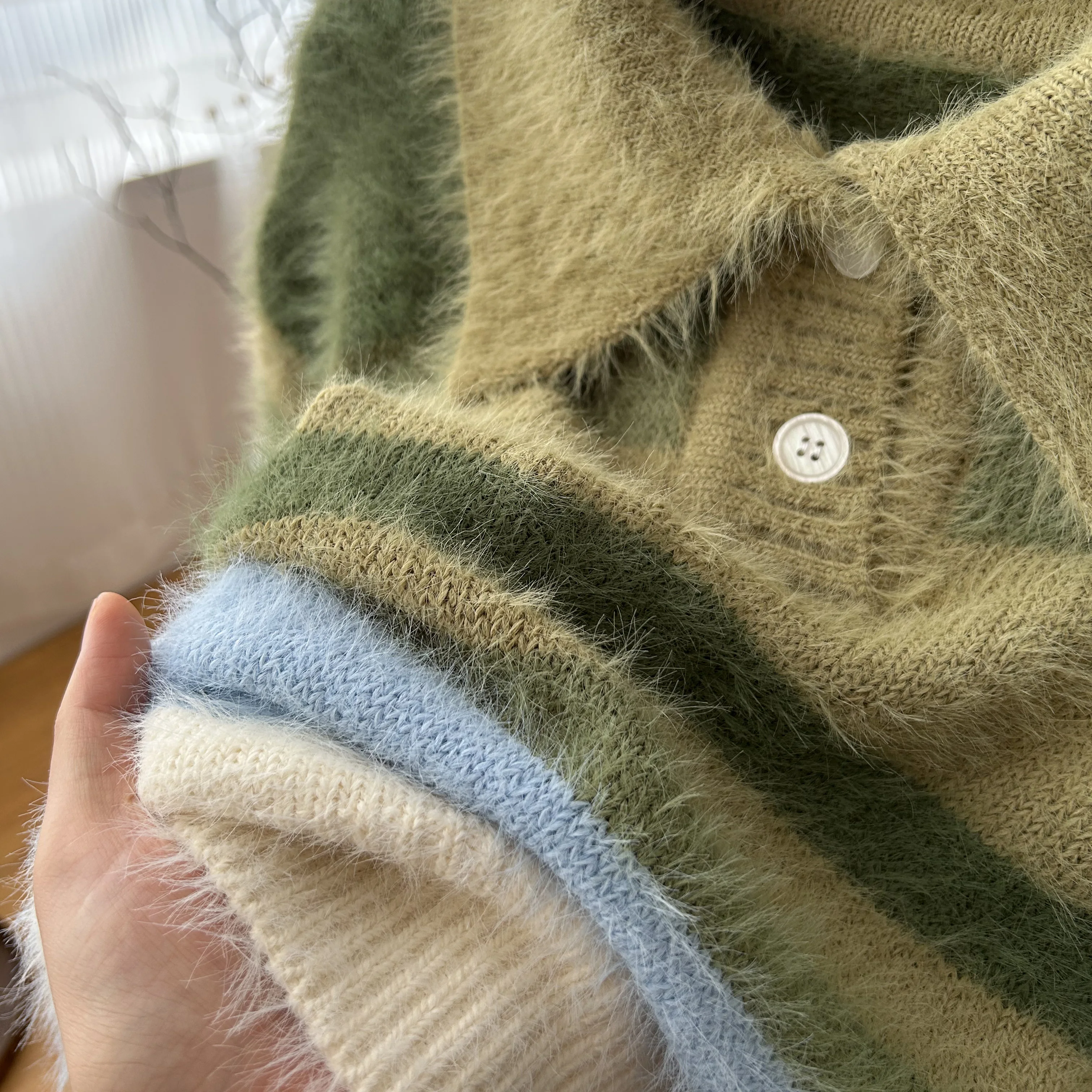 女性のカジュアルなカラーコントラストストライプ長袖ルーズショートセーターレディースストリートウェアターンダウンカラーランタンスリーブジャンパー