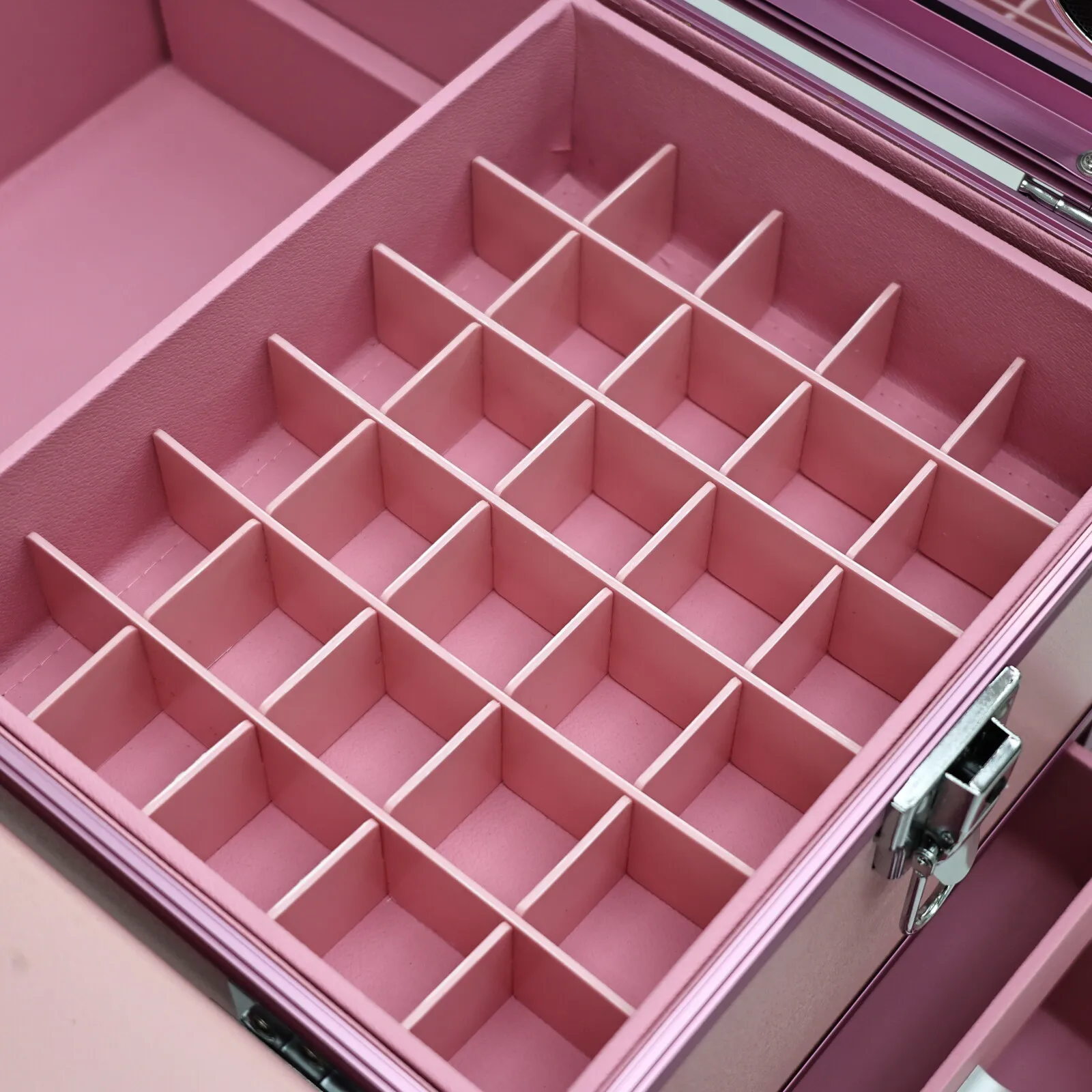 Rosa, tragbarer Manikürtisch mit LED-Spiegel, Schubladen und Rollen, zusammenklappbarer, rollbarer Nagelstudio-Tisch mit Stuhl, Salonmöbel für Nageldesigner. – Detail 18