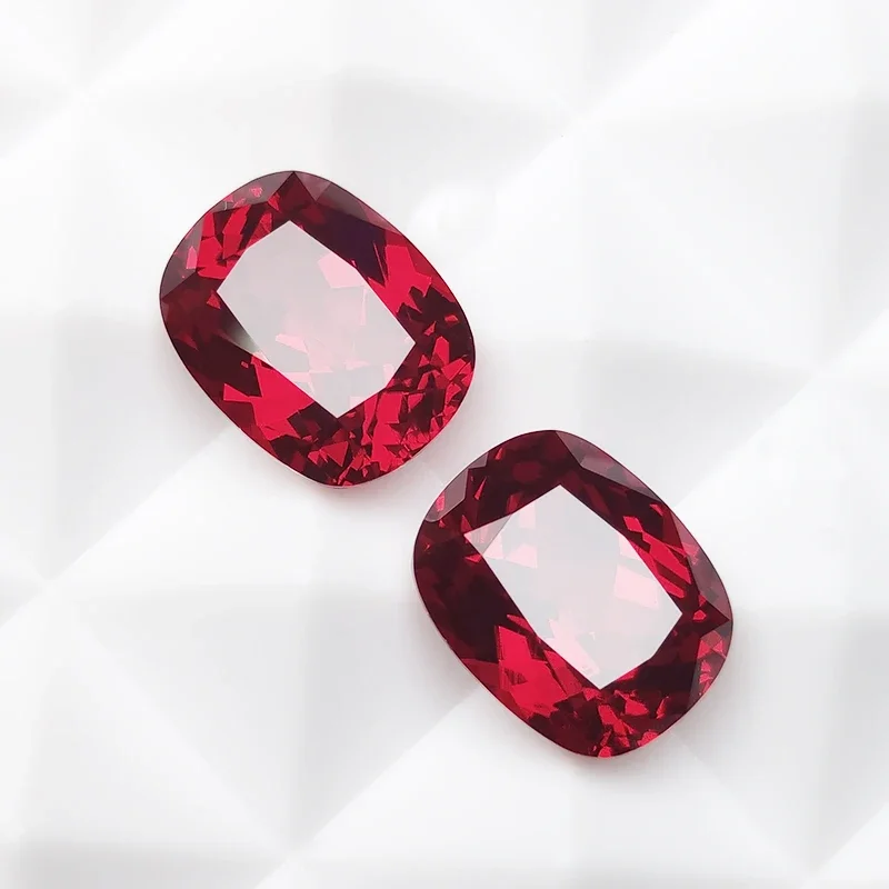 Hübscher rechteckiger, kissenförmiger Rubin in der Größe 12 x 16 mm, Farbe „Taubenblut“, für Schmuckanhänger, zum Basteln von Schmuckstücken, zur Sammlung oder zum Einsetzen als Edelstein. – Detail 2