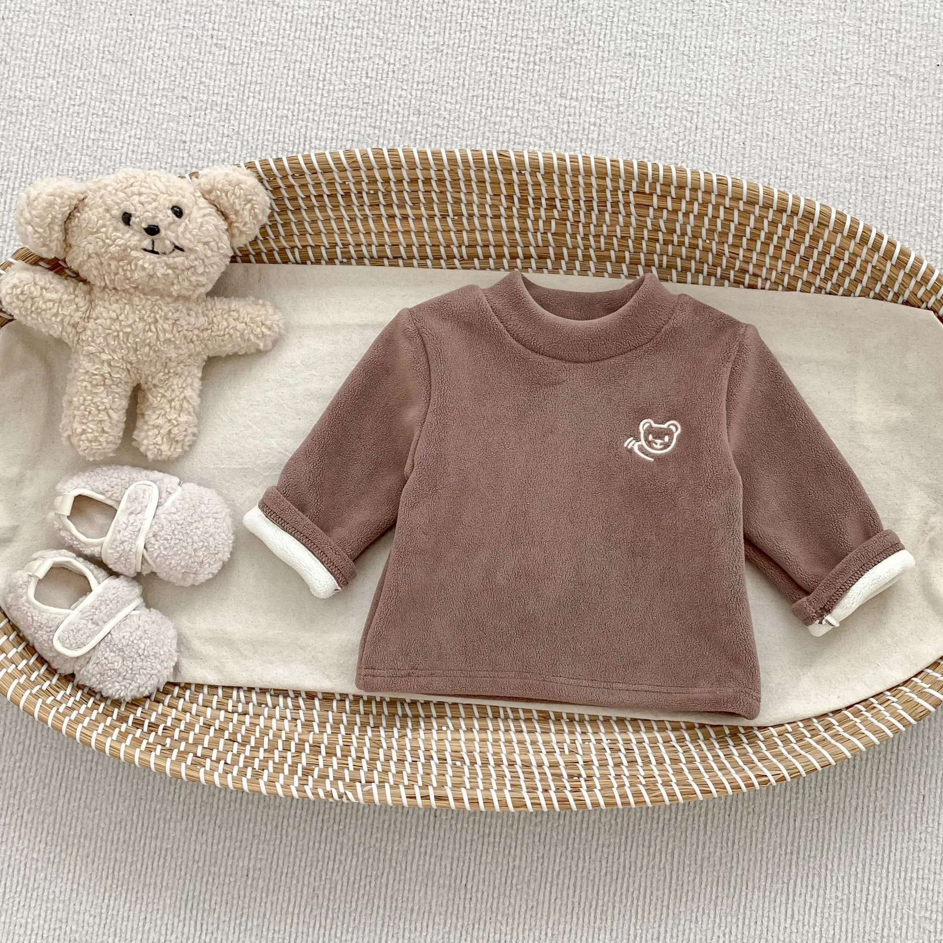 تي شيرت دافئ بأكمام طويلة للأطفال جديد لشتاء 2025 تي شيرت للأولاد والبنات من الصوف قمصان سميكة مخملية للأطفال تي شيرت لطيف على شكل دب