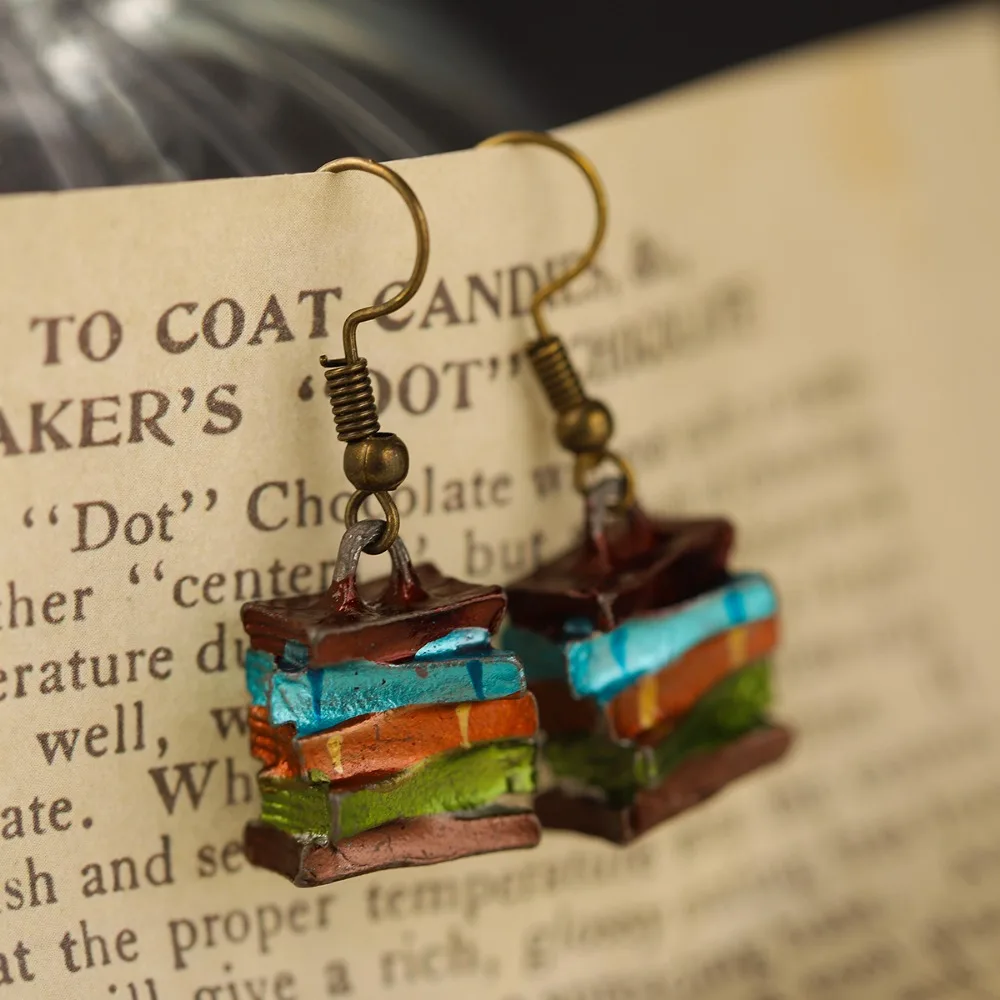 A pair of creative, retro, exaggerated style books, a pile of book earrings, European and American multi-color book earrings