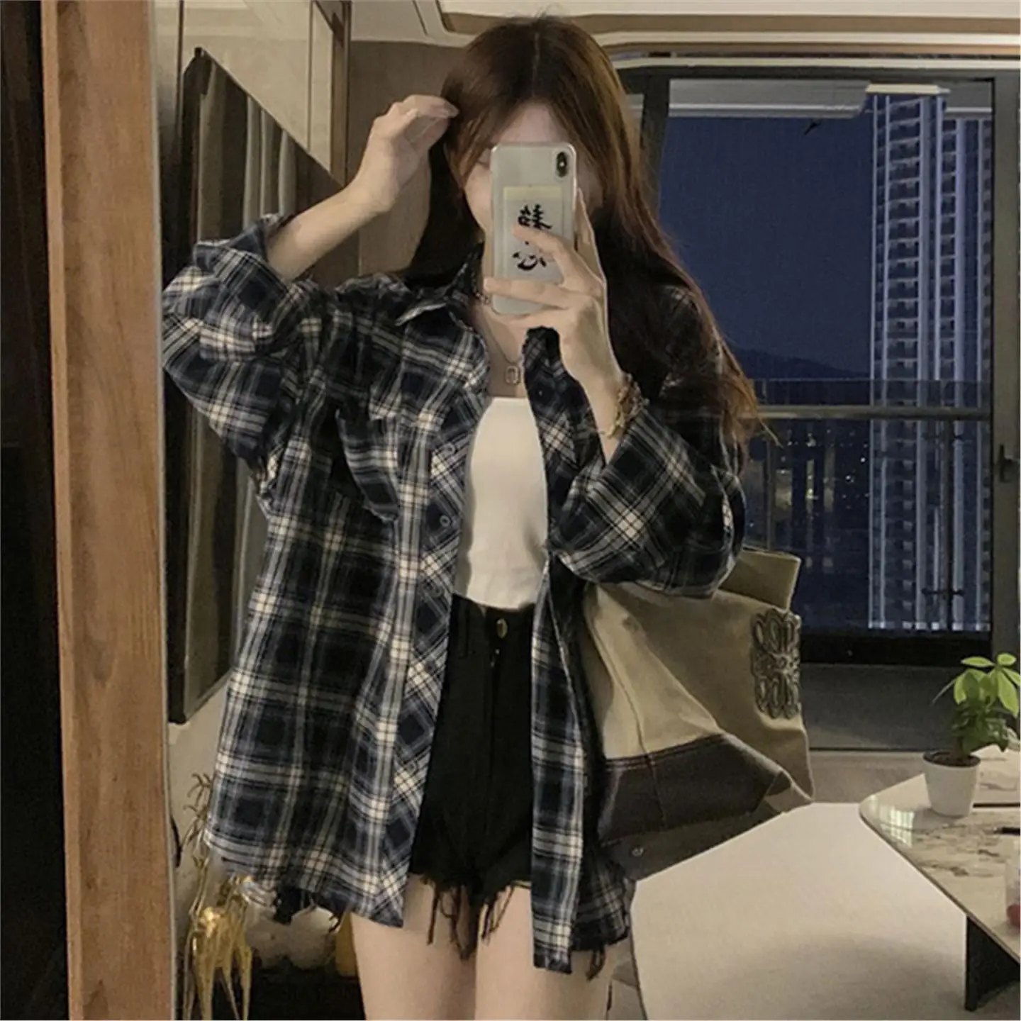 

Рубашка в клетку свободного кроя в уличном стиле с пуговицами: модный шик, верхняя одежда, весенняя коллекция, женская блузка с длинным рукавом