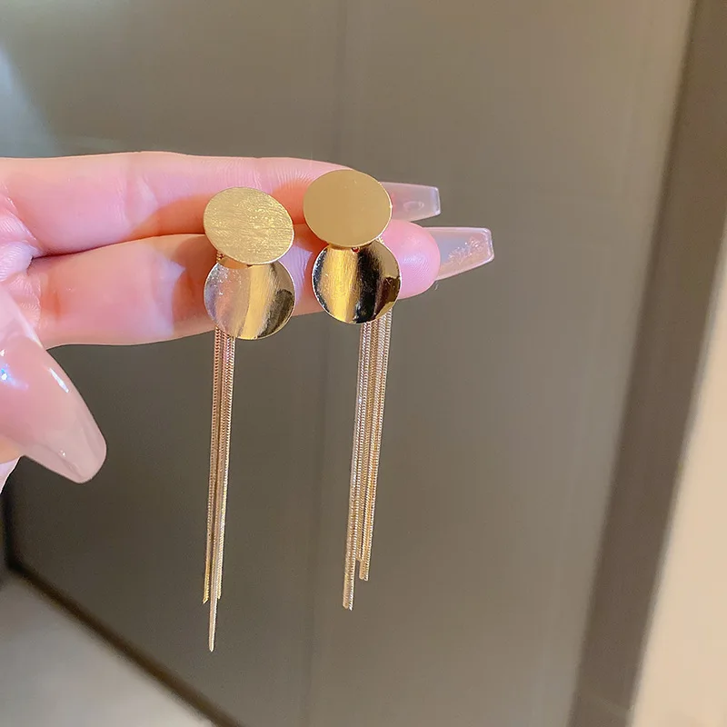 Pendientes de metal premium con lentejuelas y flecos plateados, estilo europeo y americano, elegantes y versátiles, pendientes de nicho para mujer, ligeros, que no se desvanecen fácilmente.