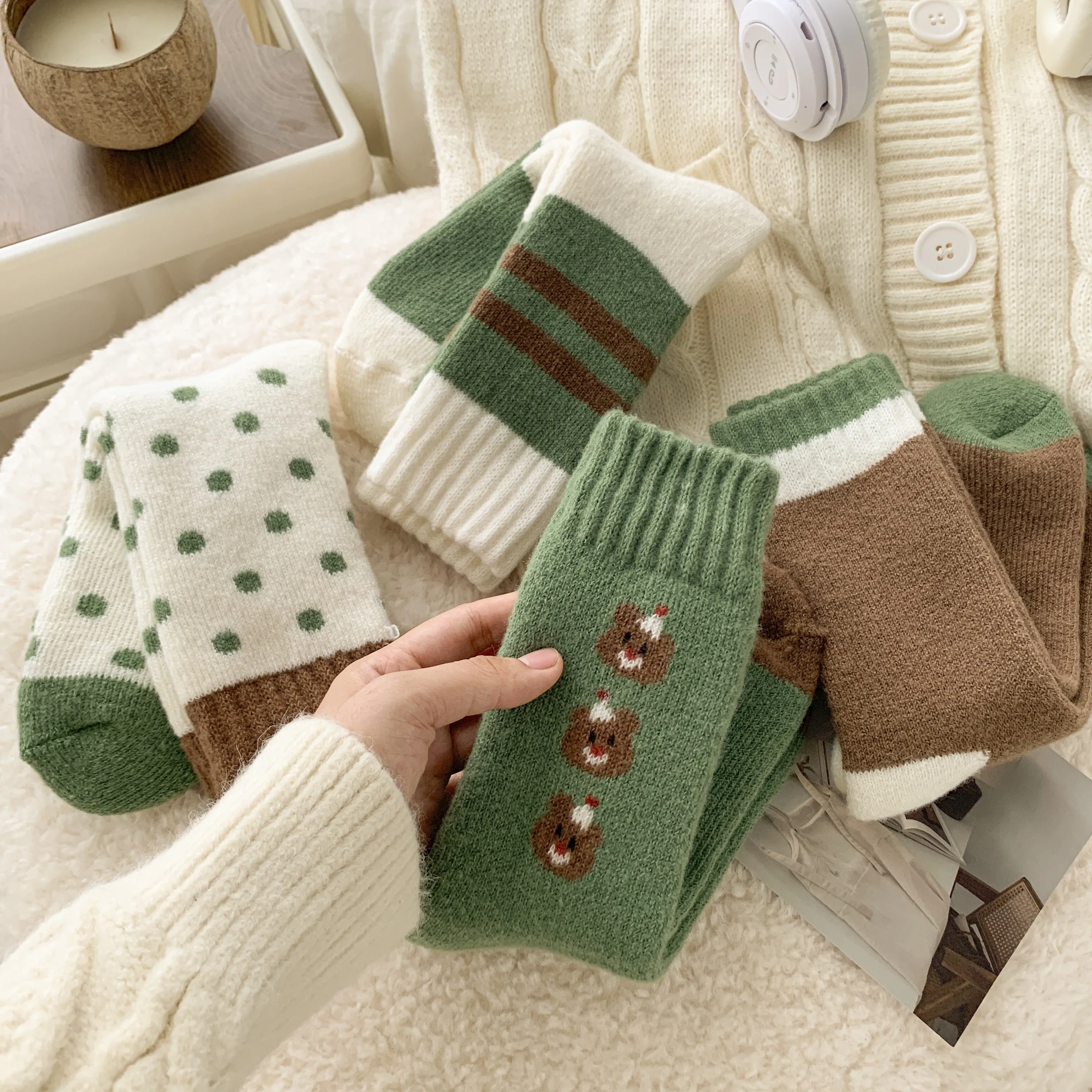 4 Pairs Winter Warm Retro Green Cartoon Thickened Fleece Lined Loop Socks Set - Bulk Packaged for Seasonal