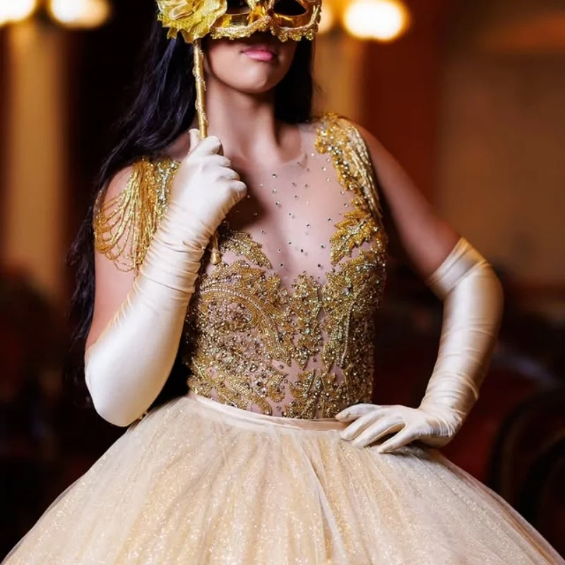 

Блестящие золотые платья Quinceanera по индивидуальному заказу с открытыми плечами и аппликацией из блесток, многослойное платье с длинным хвостом, Vestido 15, Quinceanera