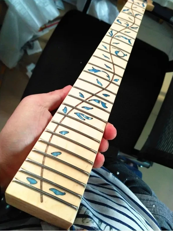 24-Bündiger Ahorn E-Gitarrenhals mit Ahorn-Griffbrett-Einlage, Blauer Lebensbaum, Holzfarben, Gitarrenzubehörteile – Detail 6