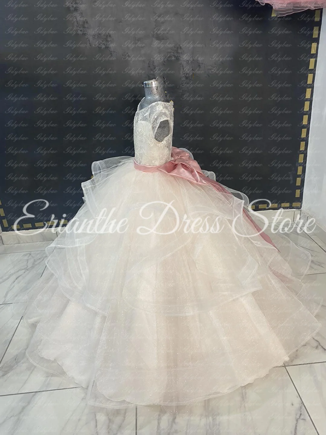 Sukienka dla dziewczynki na wesele w kolorze kości słoniowej, tiulowa, bufiasta, z różową kokardą, elegancka, na urodziny dziecka, Pierwszą Komunię Świętą, suknie balowe, szyta na miarę.