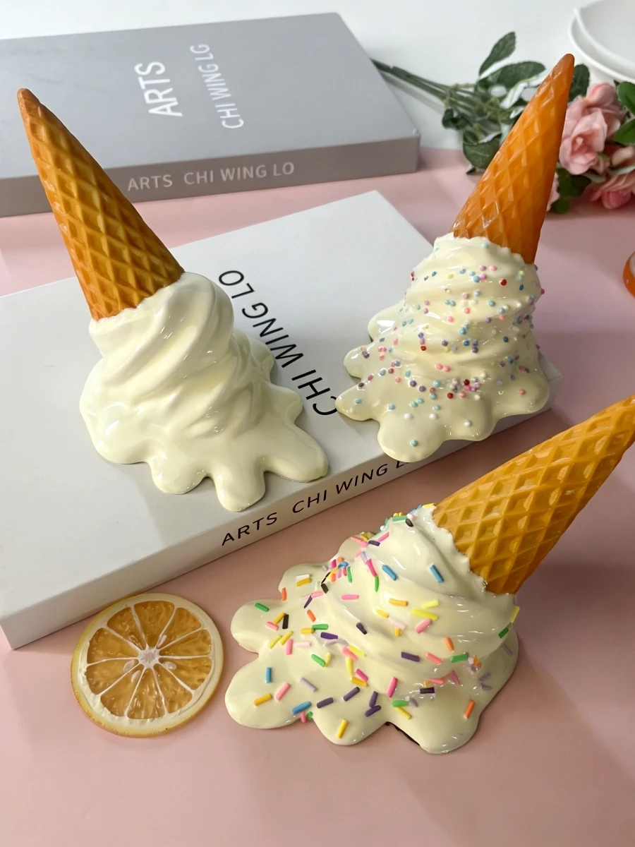 手作りの溶けた模造チョコレートアイスクリームコーン、甘いチューブ型、人気のチェックポイント写真撮影用小道具、ミルクティーショップのウィンドウデコレーションオーナメント