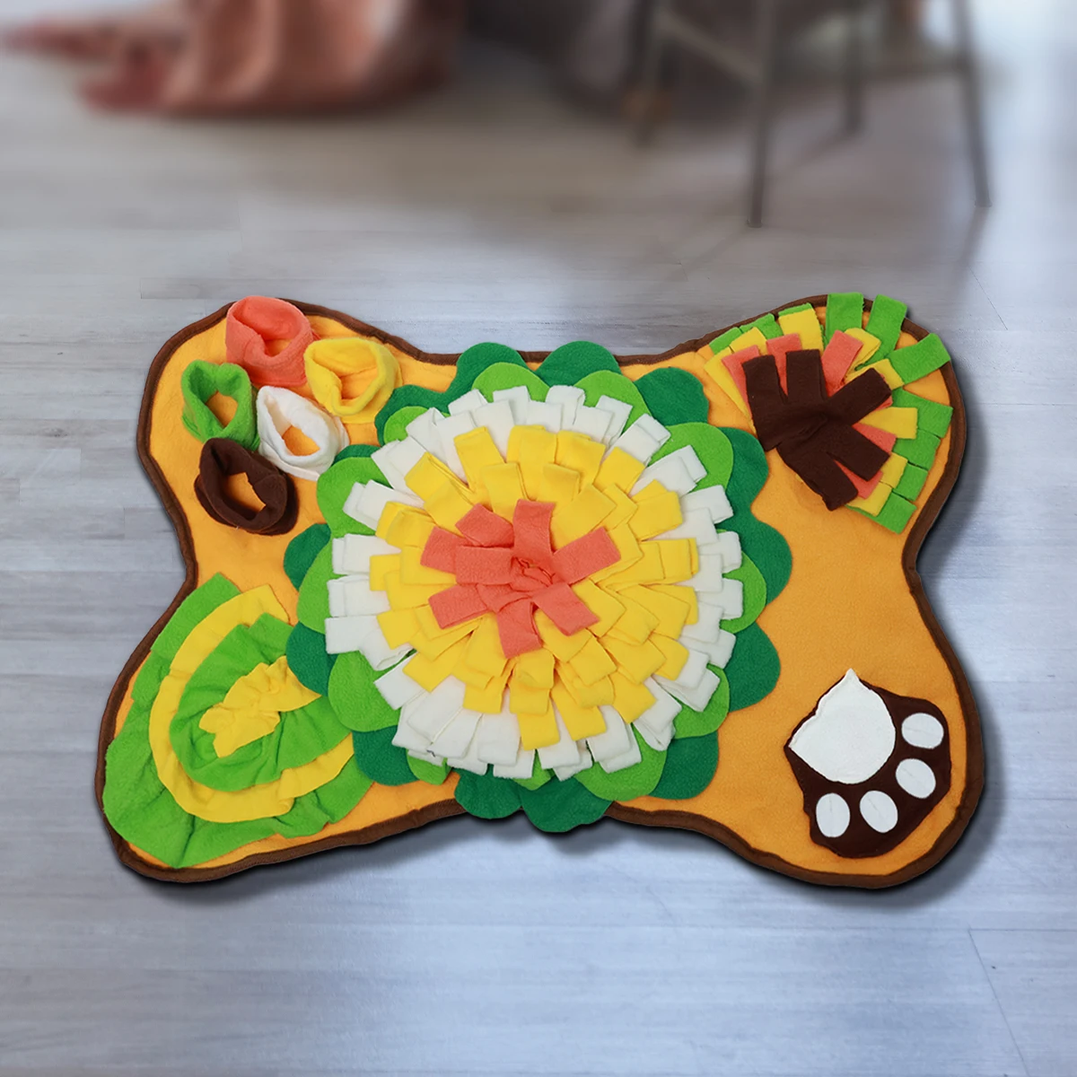 تتميز بساط نفخ الكلاب بتصميم على شكل عظمة يساعد على تدريب مهارات تعريف كلبك