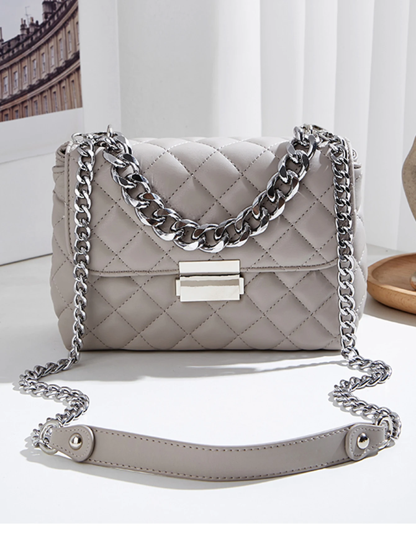 New trendy and fashionable diamond patterned small square bag, suitable for daily commuting and friend gatherings