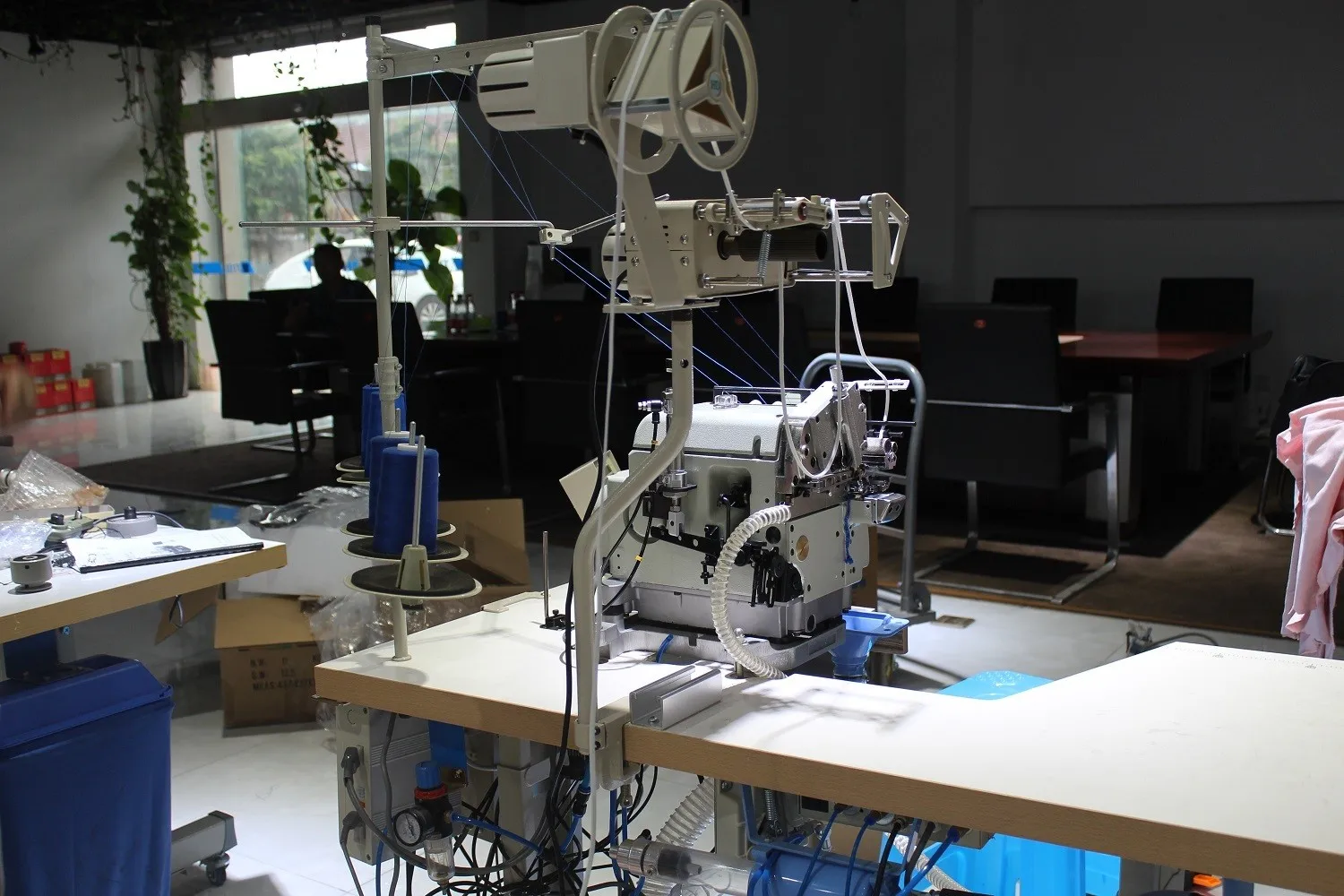DS-8100-04DM2-24-7PAT Computerized Automatic Elastic Attaching Machine Small Cylinder-bed Overlock Industrial Sewing Machine