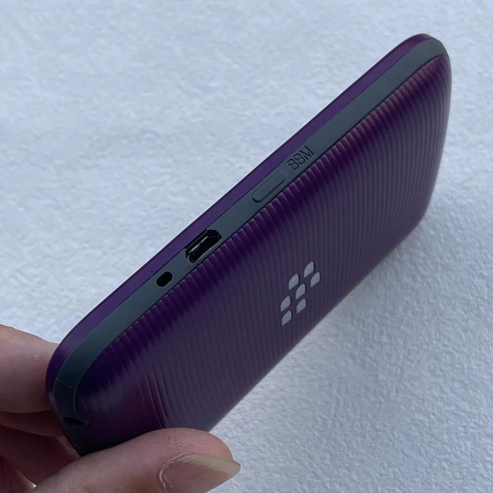 الأصلي Blackberry 9720 2G 3G الهاتف الخليوي المحمول 5MP 2.8 "واي فاي مقفلة الهاتف الذكي QWERTY لوحة المفاتيح الهاتف المحمول