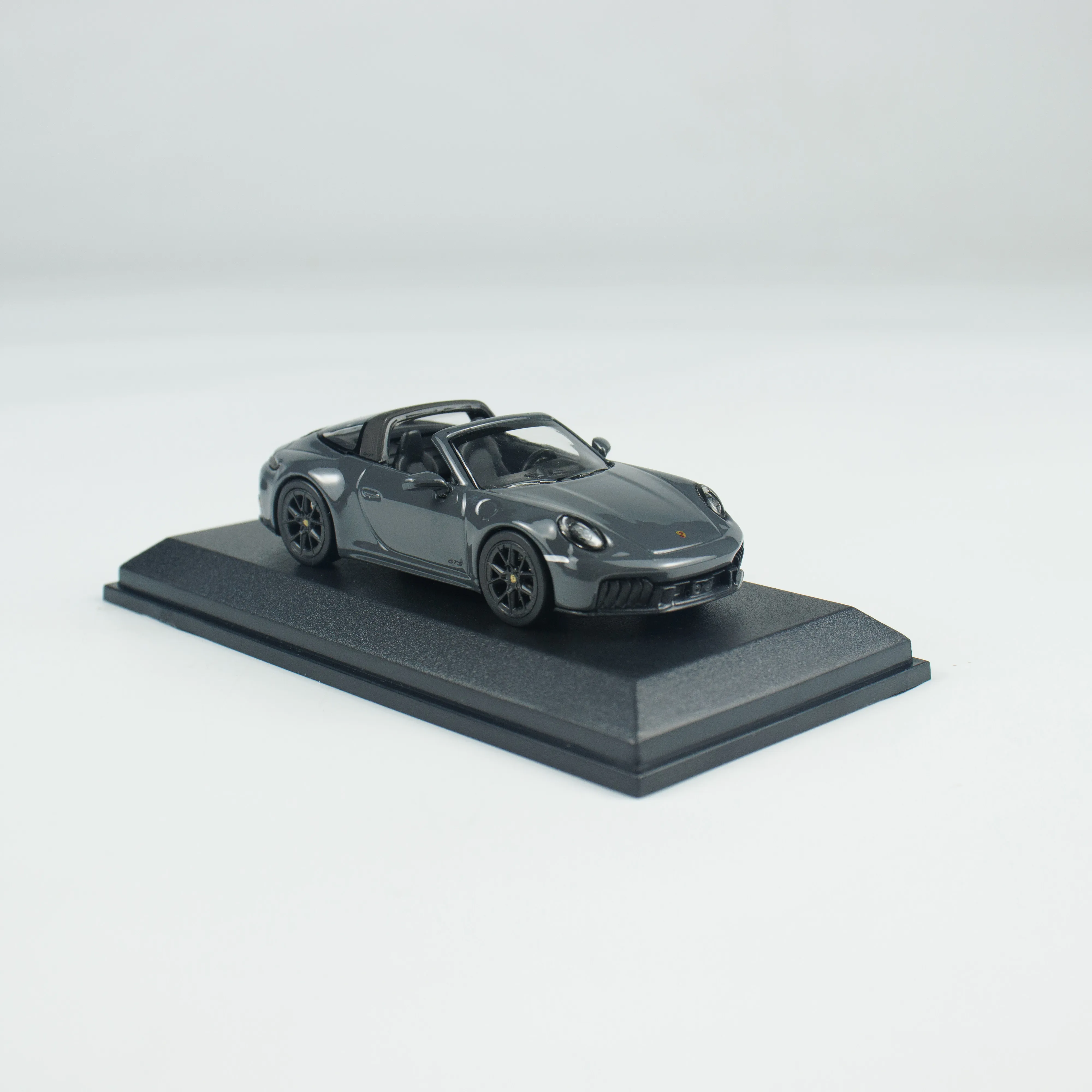 MINICHAMPS 1:64 911 (992.2) TARGA 4 GTS -2025- A realistic alloy