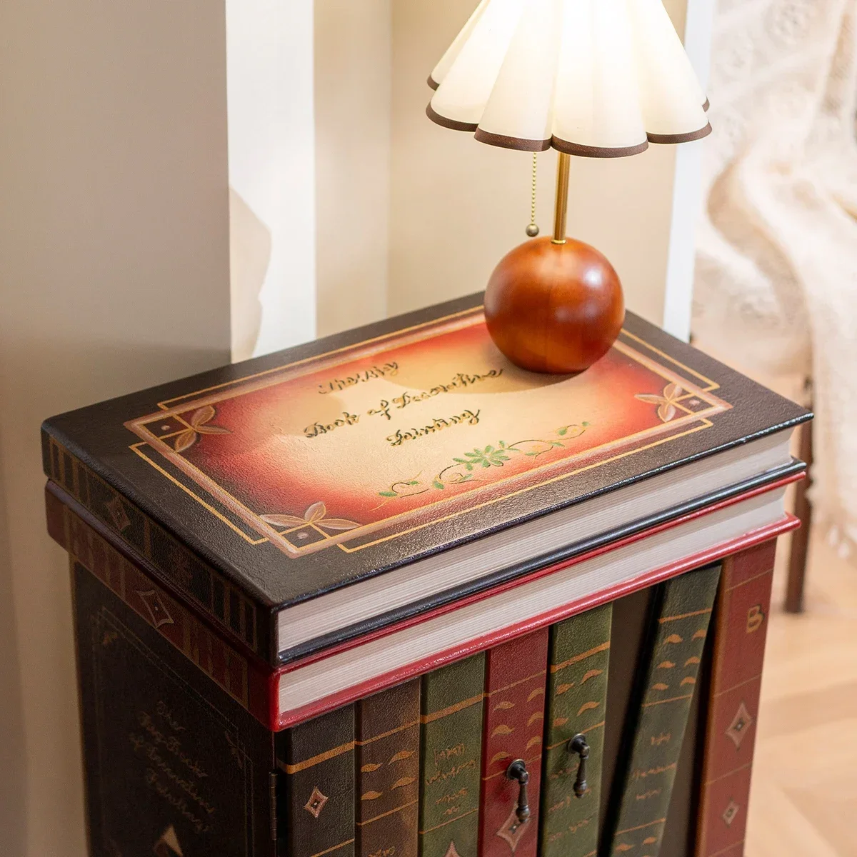 Angolo del soggiorno retrò, pochi armadietti laterali americani, divano ad angolo, pochi armadietti piccoli con doppia anta sul comodino della camera da letto