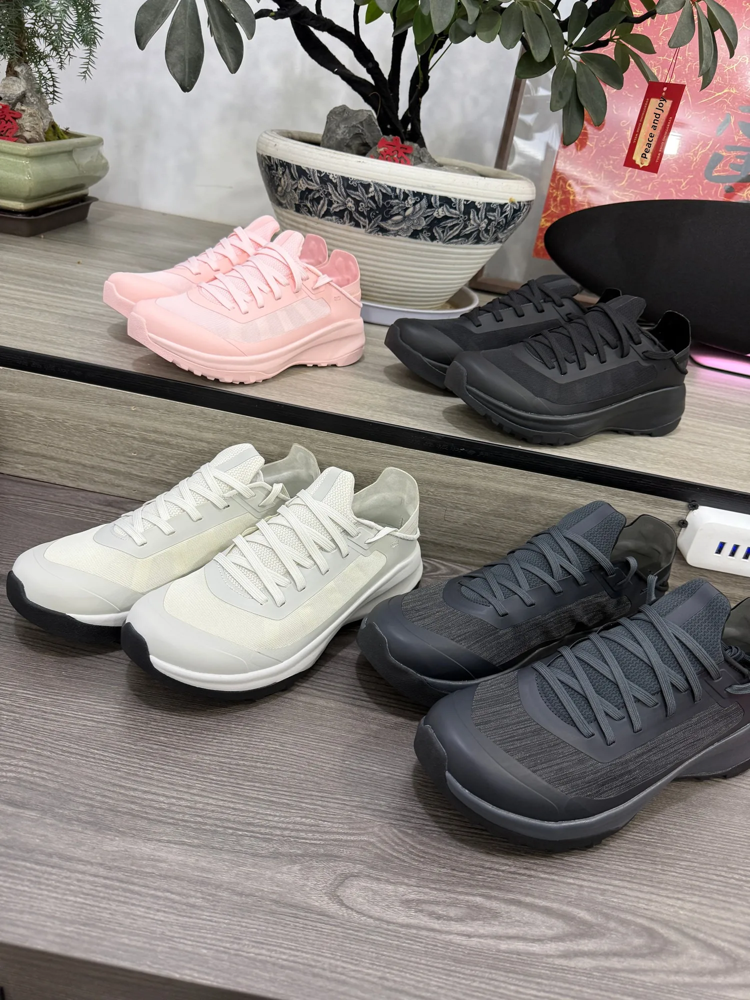 Unisex Outdoor Comfortable Sports Casual Shoes Breathable Mesh Seamless Taped Running Series Thick Bottom Rubber Outsole