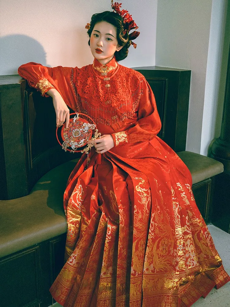 

New Chinese-style wedding dress bride's engagement and toasting return home