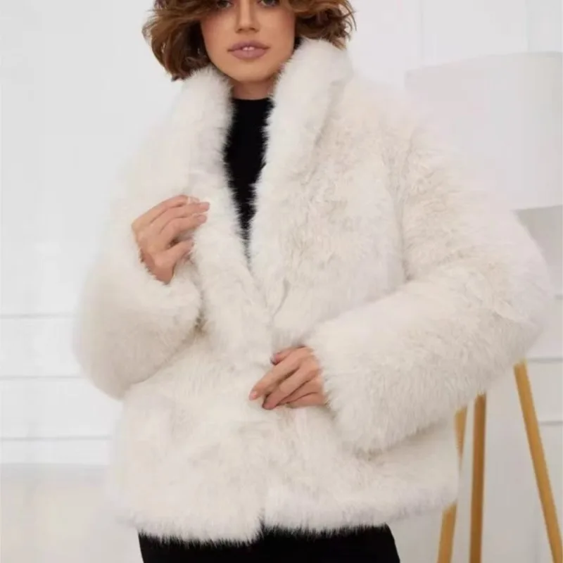 سترات نسائية شتوية جديدة لعام 2025 من الفرو الصناعي المنفوش باللون الأبيض غير رسمية دافئة من الفرو النباتي ملابس خارجية معطف عصري معاطف على طراز الفرو