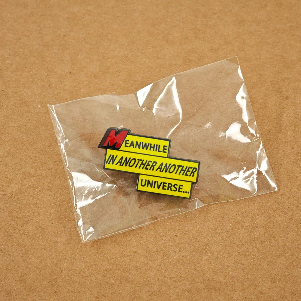 Inzwischen in einem anderen Universum Emaille-Pin Retro-Comic-Broschen Gelbe Beschriftungsbox-Abzeichen Lustiger Geek-Schmuck Geschenk – Detail 12