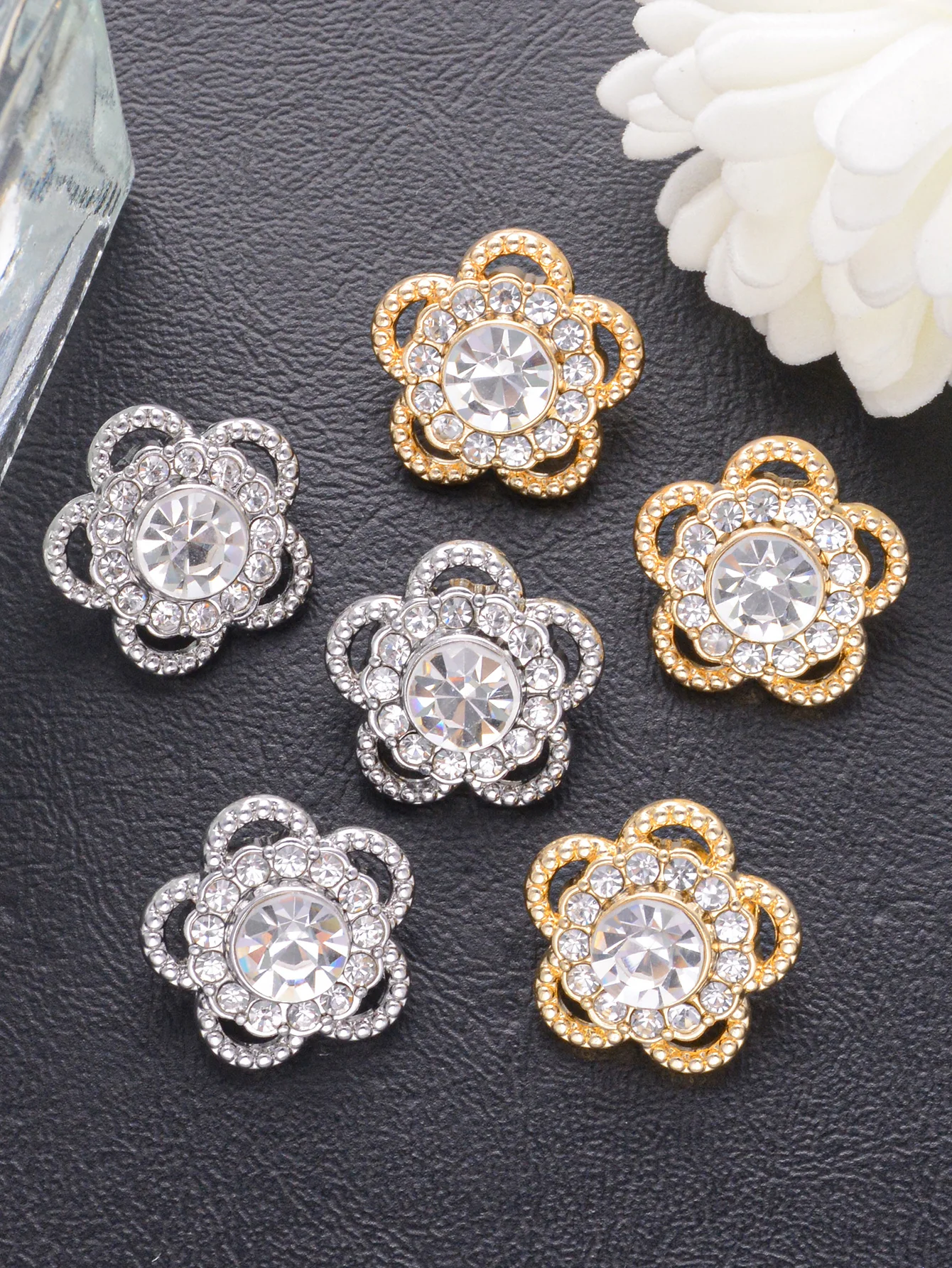 7Pcs/Pack Metal Inlaid Diamond Hollow Flower Simulation Button, Can Be Paired With Tops, Gift Boxes, Bags, Gloves, Headscarves