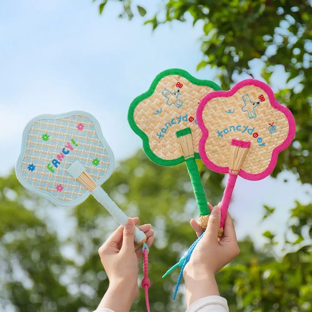 

Handmade Manual Straw Hand Fans Flower Shape Adjustable Cute Woven Fan Decorative with Hanging Hoop Summer Cooling Fan
