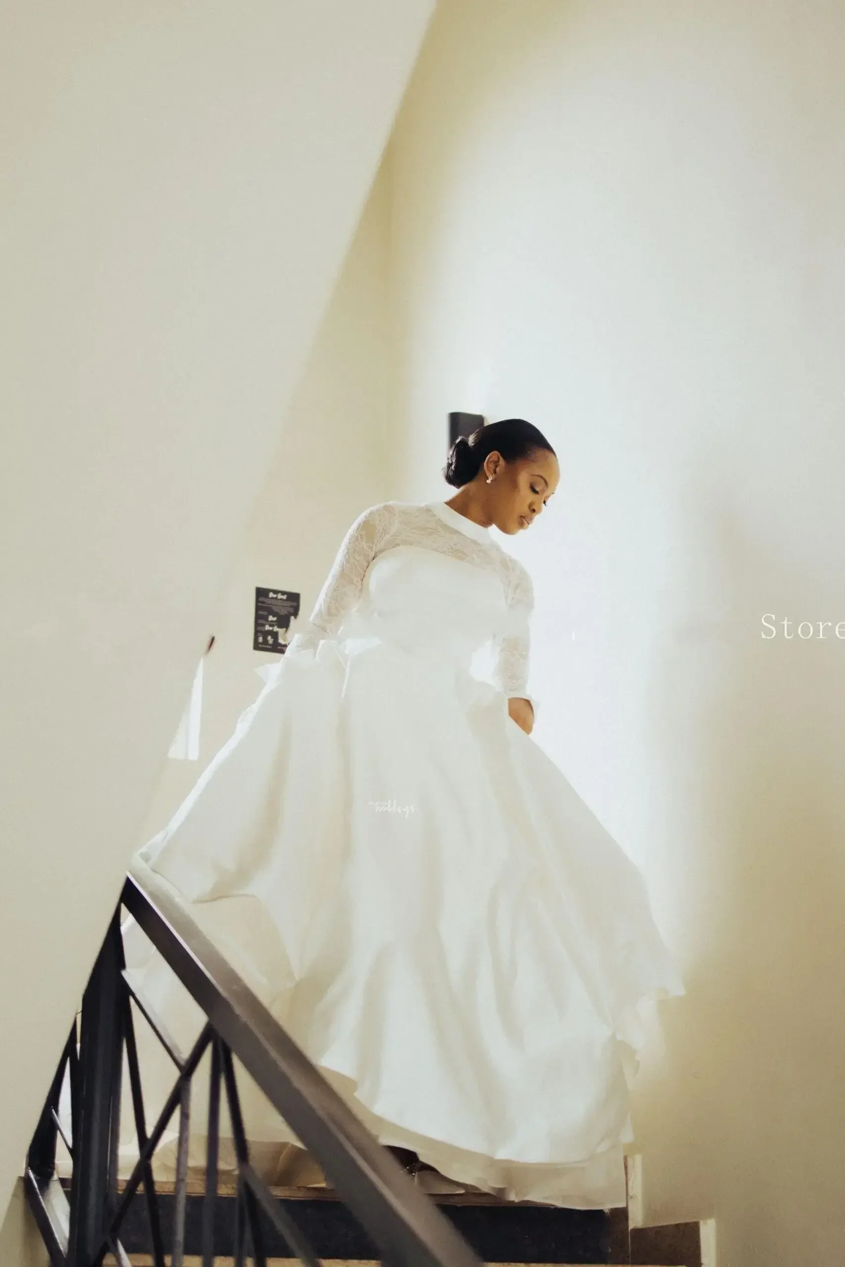 ชุดแต่งงานคอสูงแขนยาวลูกไม้แบบกำหนดเอง ชุดแต่งงานทรงบอลกาวน์พองๆ ผ้าซาตินจับจีบชายกระโปรงยาวแบบ Chapel Train