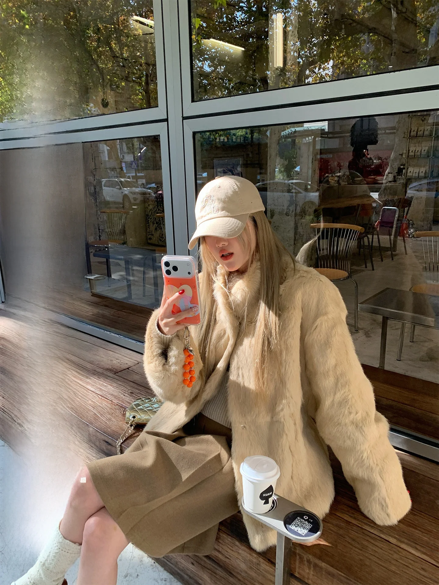 

Тепло и стиль: Новое женское зимнее пальто 2025 года с длинными рукавами и мехом, цвет светло-кофейный, повседневный свободный крой, для ежедневной носки