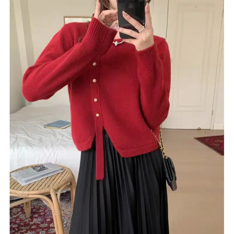 

Французский нерегулярный шикарный красный вязаный кардиган для женщин, осень-зима, новый стиль, элитный свободный короткий нежный топ