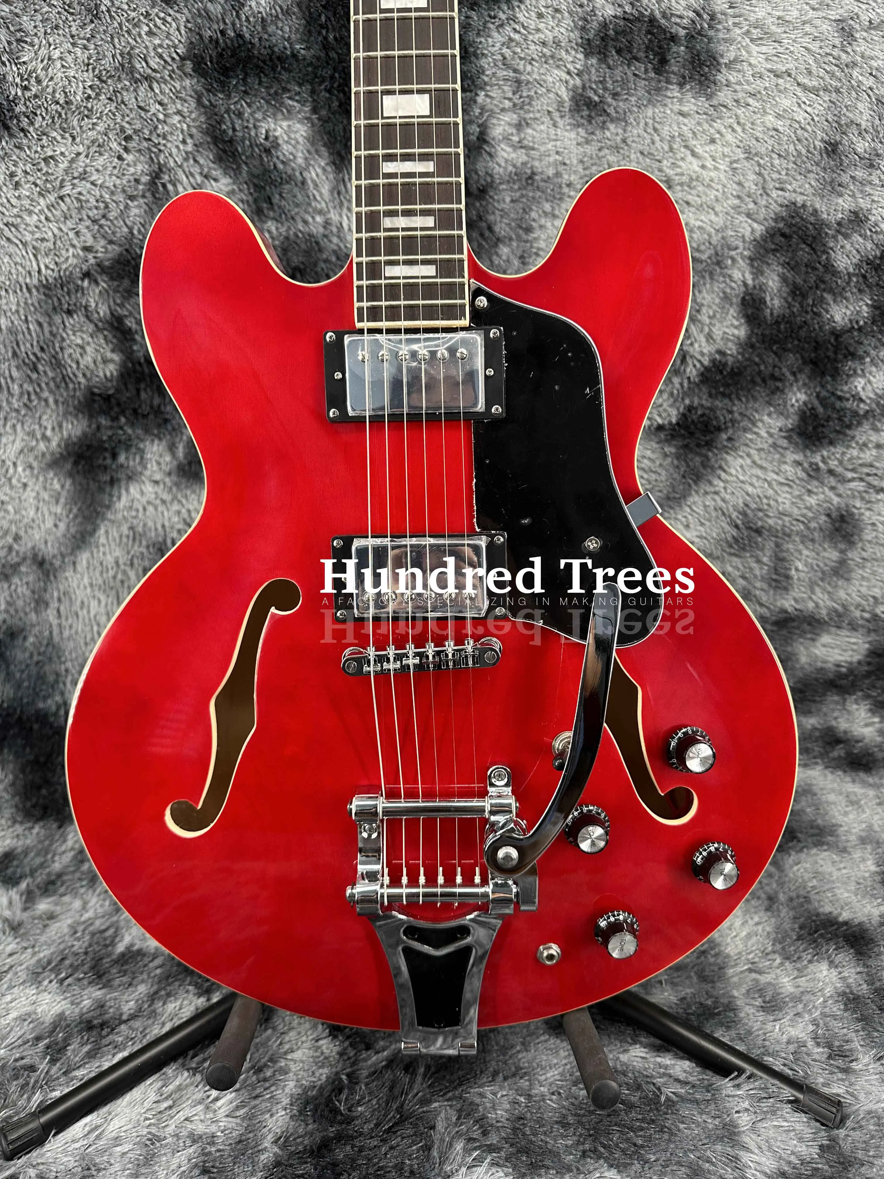 New Customized ES335 electric guitar Semi-hollow With jazz vibrato Gold hardware Free shipping