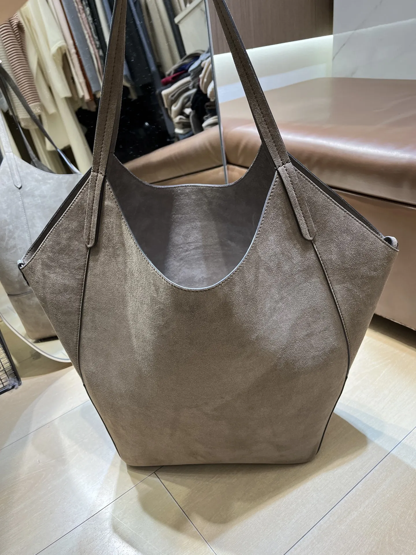 Women X Bags - 2026年秋冬新作 高品質でおしゃれなラムスキンハンドバッグ サイズ：50 x 37 cm