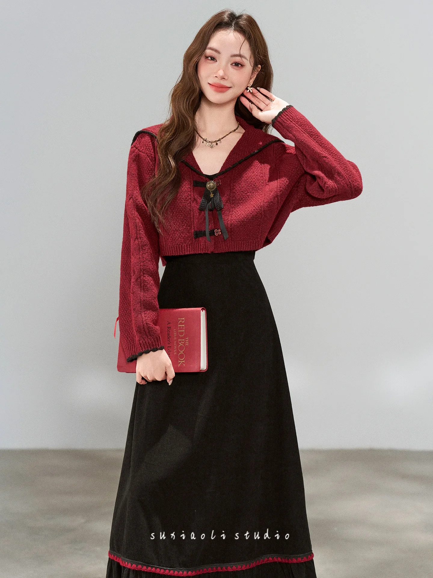 

Красный новогодний модный комплект: вязаный свитер с воротником-стойкой и платье-комбо, повседневный зимний женский ансамбль из новой коллекции