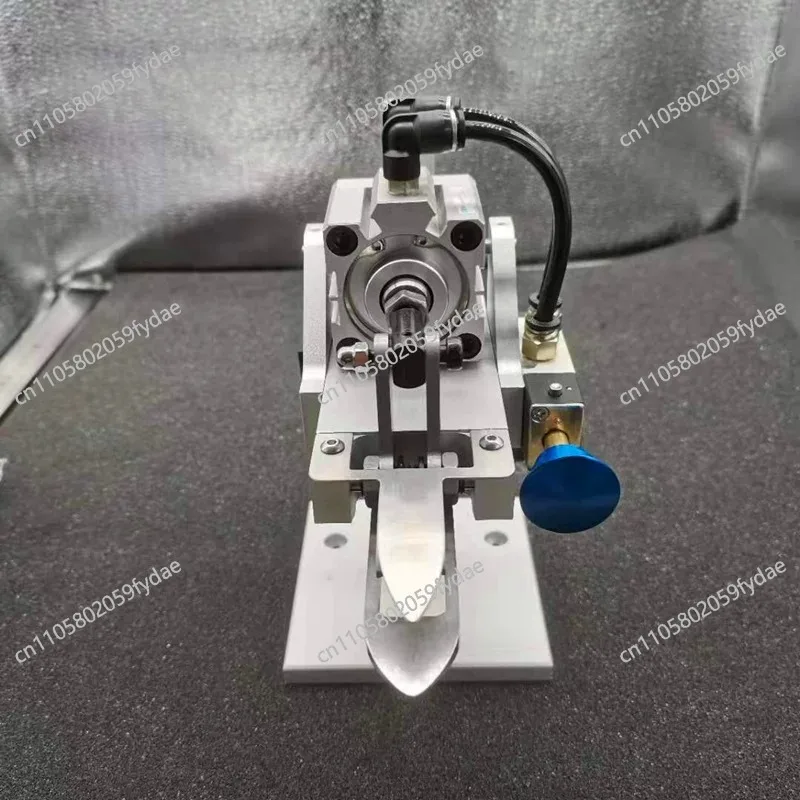 

Pneumatic trimming device Semi-automatic trouser loop cutting Trouser loop trimming machine Garment factory trouser loop