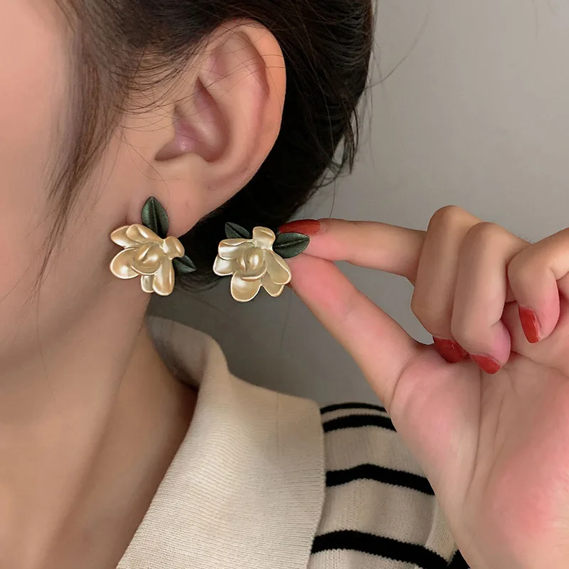 GRACE JUN Retro Gold Color Clip on Earring without Pierced Earrings Female Luxury Design Pearl Fake Earring Temperament Ear Clip