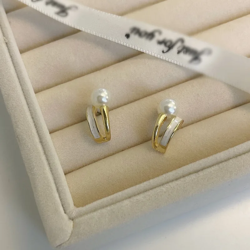 Trendy Pearl U Shape Earrings for Women White Enamel Oil Golden Color Metal Geometric Arc Statement Stud Earrings Jewelry
