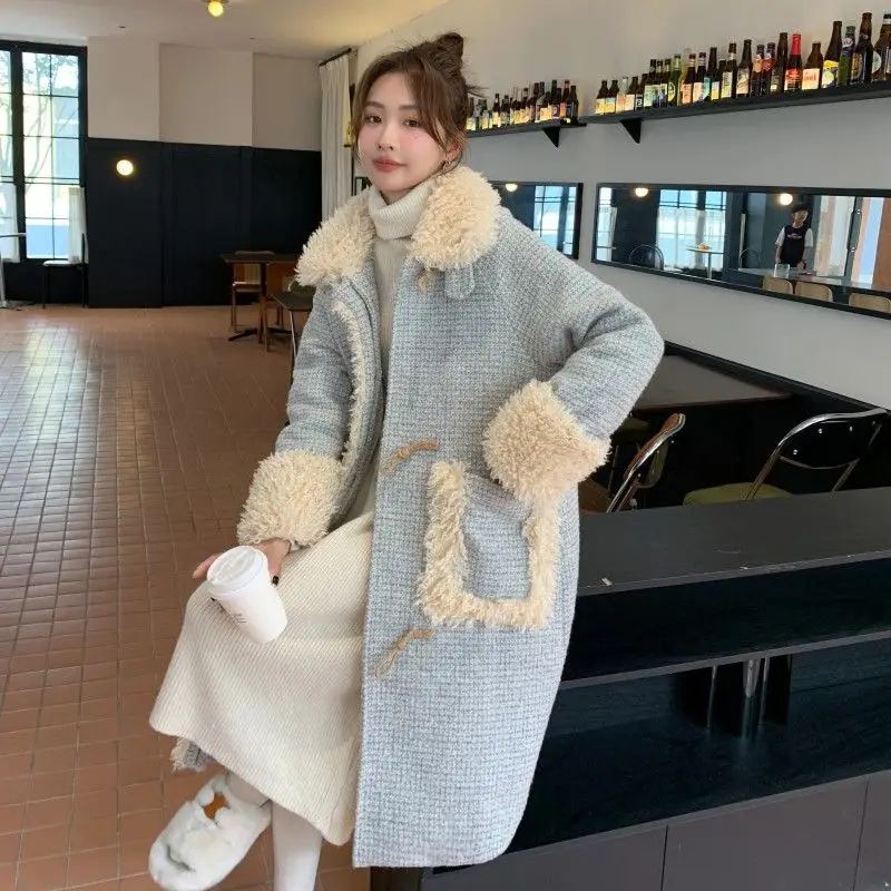 2023 Winter New Women Plaid Horn Button Lamb Wool Coat Female Fashion Thickened Warm Loose Long Below The Knee Woolen Outwear